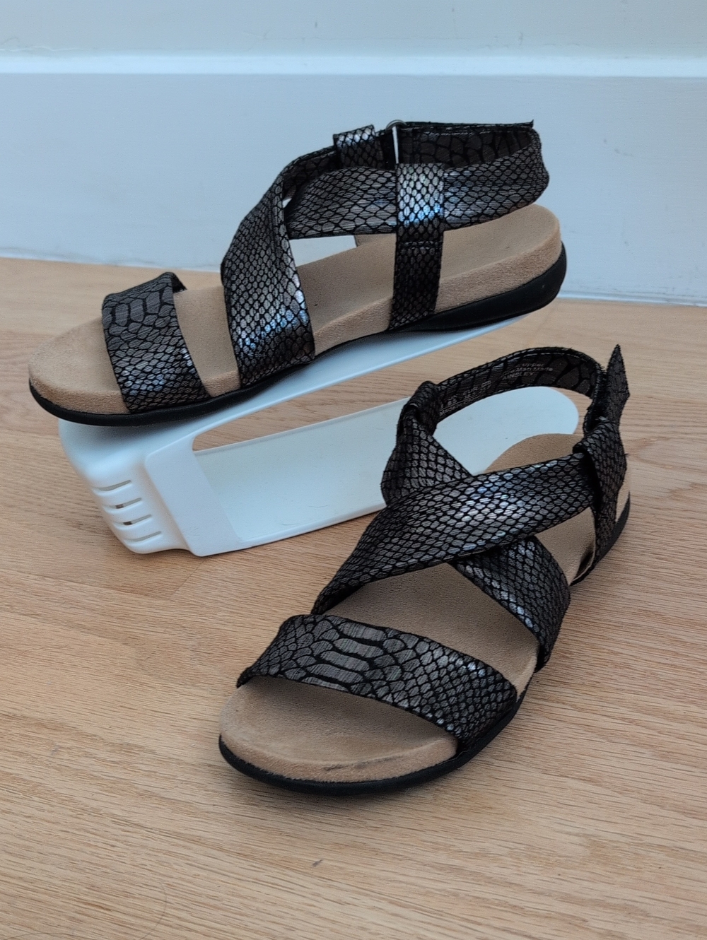 Naturalizer Ainsley Metallic Faux Snakeskin Cris-Cross Comfort Sandals 8.5M